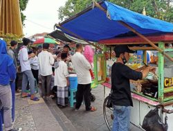 Salah Satu Pedagang Kaki Lima Lari Tinggalkan Gerobak saat Terjadi Kerusuhan di Kantor DPRD Kaltim